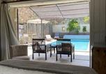 Hôtel Cholet - Chambre studio au Bord de la Piscine chauffée et privée pour vous le soir !-4