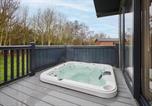 Location vacances Malton - Malton Pines Lodge with Hot Tub-1