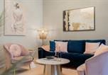 Location vacances  Eglise Stavropoleos - Designer 2-Bedroom Flat with Balcony & Full Amenities Steps from Piata Universitatii-2