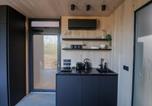 Location vacances Llanfihangel Ysgeifiog - Luxury Mirrored Cabin with Hot Tub & Sauna-2