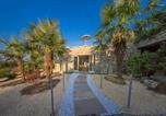 Location vacances Soiano del Lago - Garda Hill Boutique Apartments with Panoramic Pools e Agriturismo-1