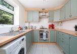 Location vacances Horley - Redhill Holiday Home Sleeps 4 - Parking-3