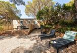 Location vacances Porquerolles - Le Pinédou, mobil-home niché sous les pins avec jolie vue mer-2