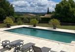 Location vacances La Tour-d'Aigues - Villa spacieuse proche de Marseille avec jardin et piscine privée-2