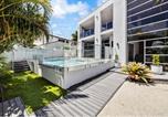 Location vacances Alexandra Headland - Luxurious 5 bedroom home 500m to Alexandra Headland beach-2