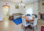 Location vacances Chiusi della Verna - Gorgeous Home In Poggio Dacona-3