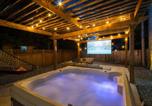 Location vacances Abbotsford - Bunny Bliss - Lower Level Hottub Firepit Theatre-4