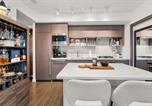 Location vacances Vancouver - Modern Chic Apartment with Balcony & Workspace-3