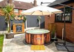 Location vacances  Gare de Walsall - Luxury 5br House with Hot Tub & Ev Sleeps 11-2