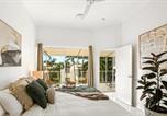 Location vacances Trinity Beach - The Flirty Flamingo - Two bedroom seaside Condo-1