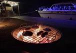 Hôtel Carmarthen - The Rose yacht on private lake-2