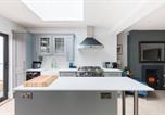 Location vacances  Gare de Cheltenham - Cheltenham Superb 2 Bed Townhouse, The Suffolks-1