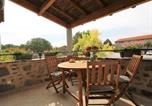 Location vacances Villeneuve-d'Allier - Charmant Gîte à Lavaudieu avec Terrasse, Proche Sites Touristiques et Commerces - Fr-1-582-219-1