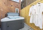 Location vacances Ross-on-Wye - Beautiful 3-Bed Home with Hot Tub in Ross-on-Wye-2