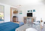 Location vacances Gare SNCF de Saint-Raphaël Valescure - Studio Climatisé Proche Plage et Commerces avec Balcon, Wi-Fi et Parking - Fr-1-466a-16-2