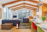 Location vacances Cowes - The Deck House - Seafront Upside-Down House with Solent Views, Gurnard-1