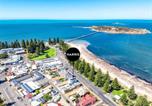 Location vacances  Granite Island - The Dual Family Entertainer 9 Esplanade Victor Harbor - Linen Included - Luxury - Seafront-2