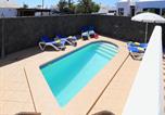 Location vacances Tías - Cosy Lanzarote Villa 3 Bedrooms Heated Pool Villa Honey-2