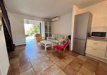 Location vacances La Croix-Valmer - Maison climatisée 2 chambres, proche village, terrasse, jardinet, piscine, parking privé - Fr-1-726-14-3