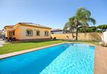 Location vacances  Cadix - Chalet con piscina en la Barrosa-2