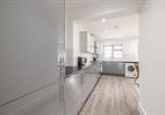 Location vacances  Gare de Slough - Chic and Comfy 4 Bedroom Stay Baylis Road-4