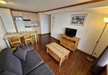 Location vacances Besse-et-Saint-Anastaise - Appartement spacieux avec terrasse et garage, accès piscine - Fr-1-814-88-3