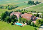 Location vacances  Province de Rovigo - Countryside Bliss with Pool & Tennis-1