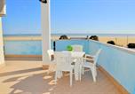 Location vacances  Ville métropolitaine de Venise - Flat in a seafront building with swimming pool-1