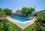 Location vacances La Tour-d'Aigues - Villa charmante à La Tour-d'Aigues avec piscine privée-1