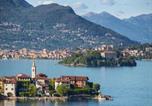 Location vacances  Province de Varèse - Holiday Home in Porto Valtravaglia for 8-4