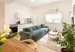 Location vacances  Israël - Stylish 3br Apt w Balcony 5 min Walk from Beach-2