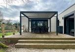 Location vacances Les Mathes - Comfortable ecolodge with heated swimming pool and jacuzzi open all year round-3