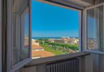 Location vacances  Province de Macerata - Center - Spacious Apartment near the Beach-2