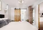 Location vacances  Canada - Wood-Rich Niagara Loft close to Queen Street-2
