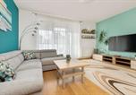 Location vacances  Pologne - Sunny Apartment with Parking on the Green and Friendly Estate by Rent like home-2