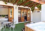 Location vacances  Villiera Wines Villiera Wines Tasting Room - Mitre's Edge Orchard Suite-1