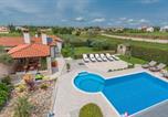 Location vacances Kanfanar - Luxury Villa Lavanda with Pool and Sauna-2