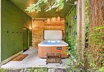 Location vacances Guerneville - Charming 3br with Hot Tub Balcony & Wood Stove-2