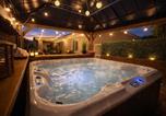 Location vacances Needles - The Hideaway - Rain Shower Oasis & Desert Soak Spa-3