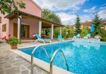 Location vacances Žminj - Pleasant Villa Valmonida with Pool, Sauna, Gym and Bbq-2