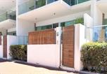 Location vacances  Granite Island - Luxury beachfront apartment at The Breeze - Free Wifi-2