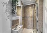 Location vacances  Chatsworth House - 6 Bedroom Apartment Downtown Groups-4