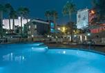Location vacances  le Luxor - Beautiful Hotel in Desert Rose Resort - 2bd Sleeps-3