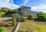 Location vacances Upper Lake - Stunning ocean view home with hot tub and deck-2