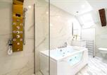 Location vacances Isles-sur-Suippe - Suite Balnéo hydromassage et rétroprojecteur-1