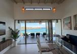 Location vacances  Palm Island ou Ile Prune - New modern ocean view villa, 3 mins walk to Beach-2