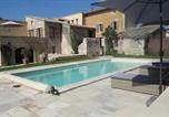 Location vacances Saint-Saturnin-lès-Apt - Villa spacieuse à Saint-Saturnin-lès-Apt avec piscine privée 350 m²-1