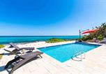 Location vacances  Grand Cayman - Thatch Hill - Renovated Beach House with Pool, Short Walk to the Rum Point Club-1