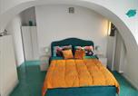Location vacances  Province de Salerne - Amalfi Small Wonder Tiny Town House-3