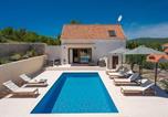 Location vacances Šestanovac - Kre evo Family Villa with heated Pool-1